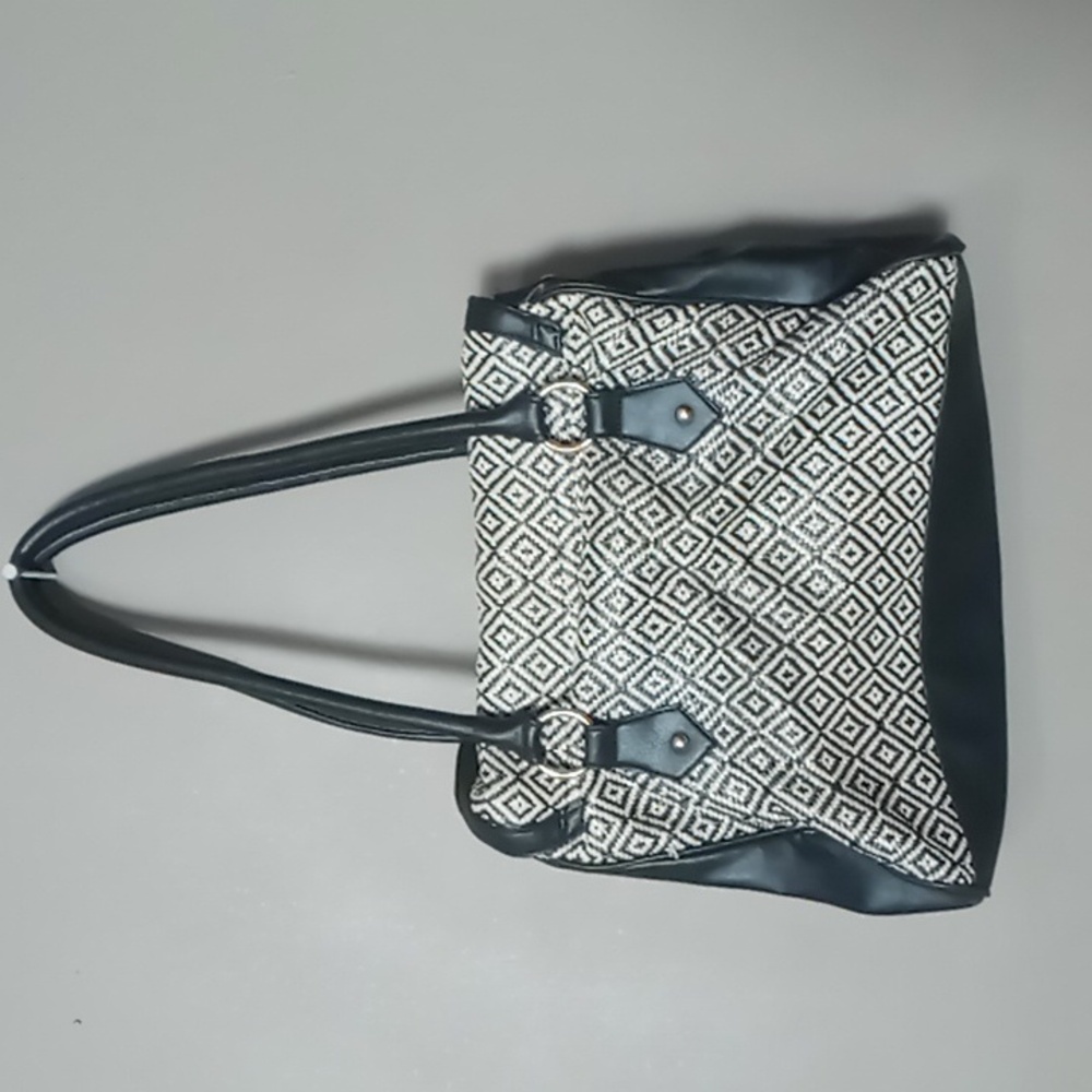 Apt 9 Black and Cream Woven Expandable Purse w Wooden Clasp Bead - Picture 2 of 9